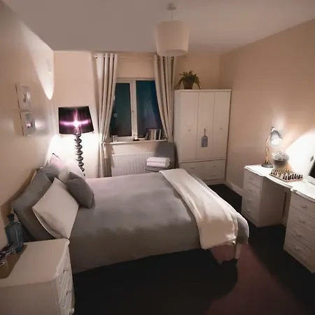 Home, One Minute From The Beach And Pubs Homestay *