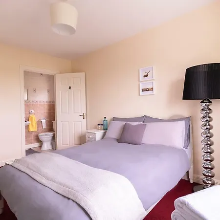 Home, One Minute From The Beach And Pubs