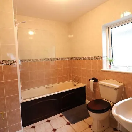 Home, One Minute From The Beach And Pubs Homestay *