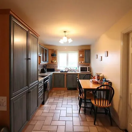 Home, One Minute From The Beach And Pubs 홈스테이