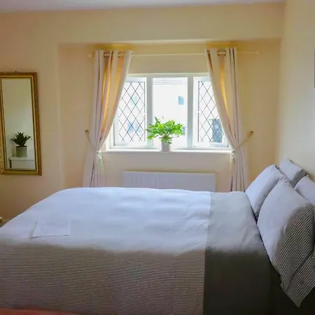 Rum i privatbostad Home, One Minute From The Beach And Pubs Strandhill