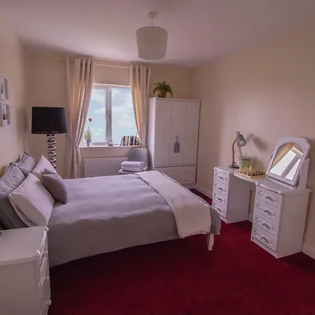 Home, One Minute From The Beach And Pubs *