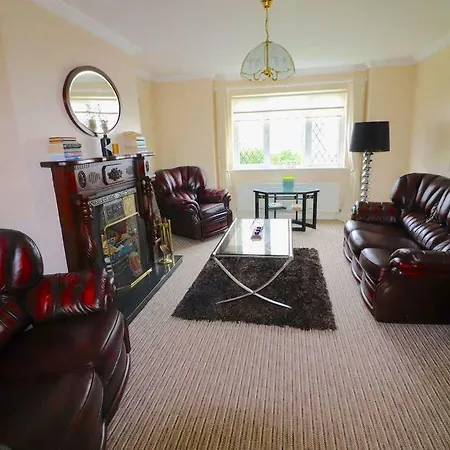 Home, One Minute From The Beach And Pubs