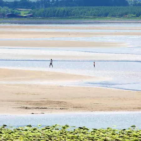 Home, One Minute From The Beach And Pubs 홈스테이