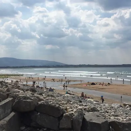 Home, One Minute From The Beach And Pubs 홈스테이