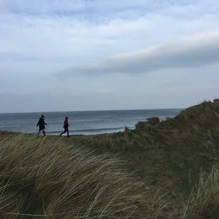 Home, One Minute From The Beach And Pubs 홈스테이